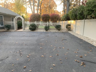 vinyl fence installation separating driveway and yard