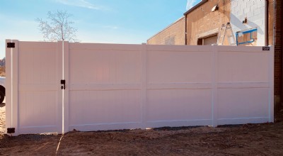 White vinyl fence installation 